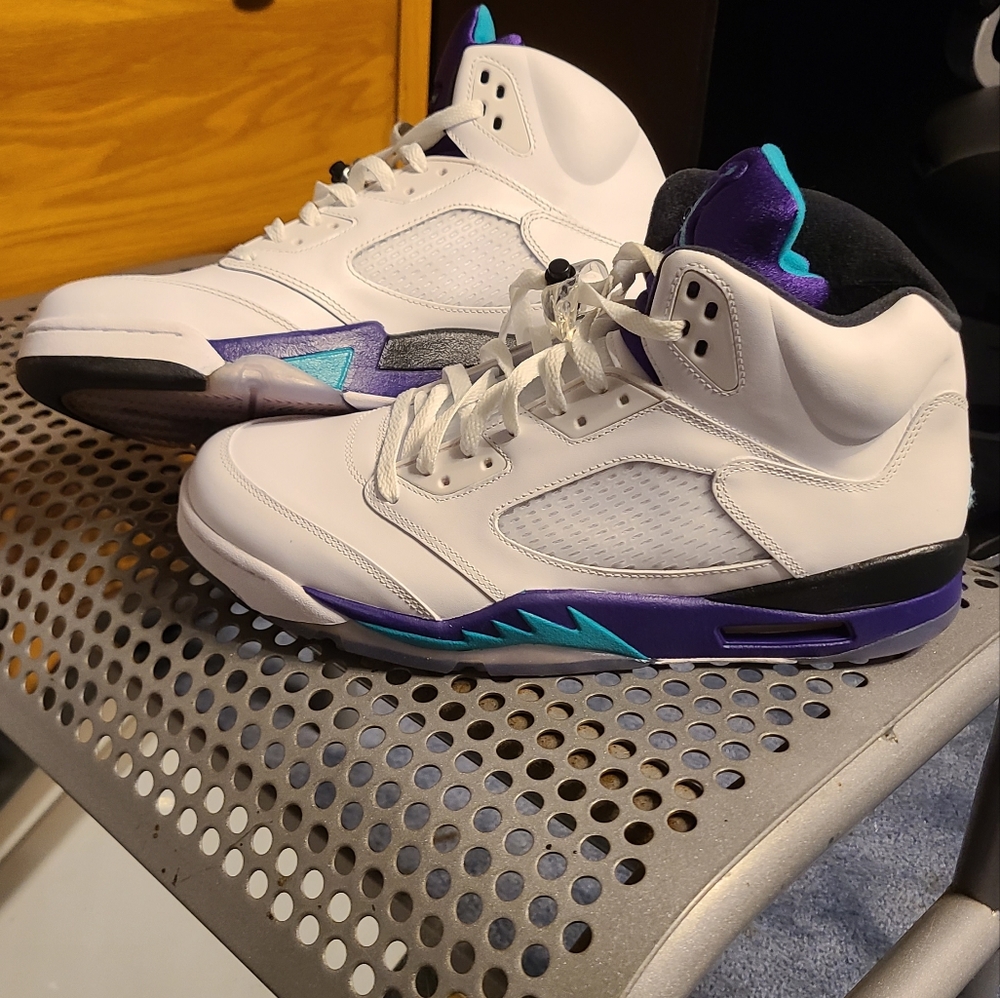 Jordan 5 Retro Grape Men's size 13 Near Deadstock condition, like new